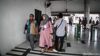 Tampak rangkaian KRL masih tertahan di Stasiun Pondok Ranji. 