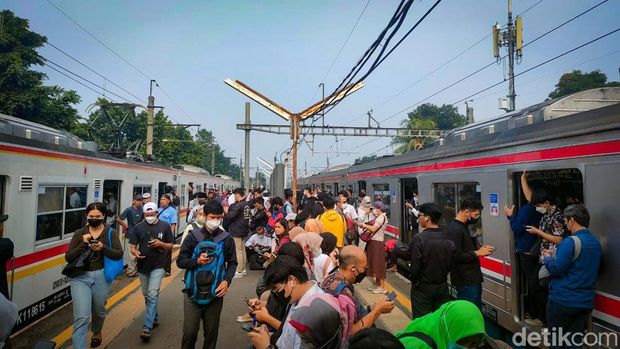 Perjalanan KRL terganggu imbas truk menabrak tiang aliran atas di jalur antara Stasiun Pondok Ranji dan Kebayoran. Para penumpang tampak ngemper di stasiun.