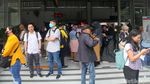 Gegara Truk Tabrak Tiang, Penumpang KRL Ngemper di Stasiun