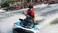 Ghea Youbi main jetski di laut Jakarta. (Foto: dok Instagram)