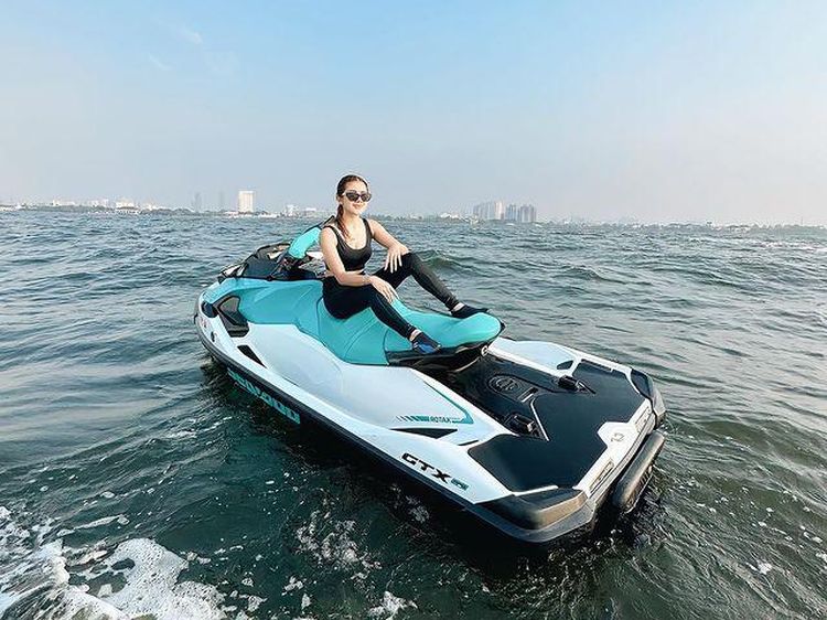 5 Potret Ghea Youbi Pakai Tanktop Kala Main Jetski di Laut Jakarta