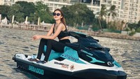 Ghea Youbi bersantai di jetski memandangi laut. (Foto: dok Instagram)