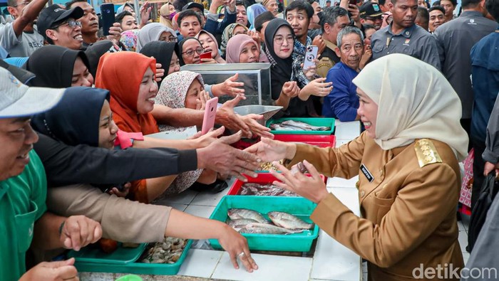 Gubernur Khofifah bertemu para pedagang di Pasar Bululawang Malang