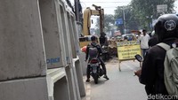 Tampak tumpukan box culvert yang berada di pinggir jalan.  