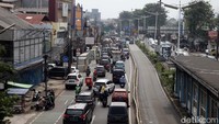 Perbaikan saluran air ini mengakibatkan kemacetan di kawasan tersebut.  