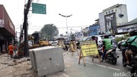Sampai siang hari, jalan tersebut masih terpantau macet.  