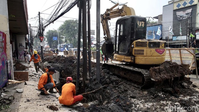 Hati-Hati! Ada Perbaikan Saluran Air di Jalan Otista Saluran air di Jalan Otista, Jakarta Timur diperbaiki. Pengendara yang melintas diharapkan berhati-hati.