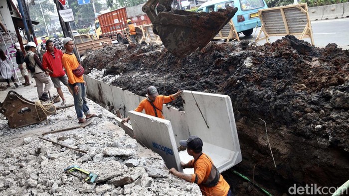 Saluran air di Jalan Otista, Jakarta Timur diperbaiki. Pengendara yang melintas diharapkan berhati-hati.