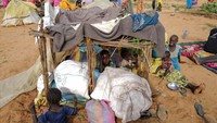 Mereka tinggal di tenda darurat seadanya. Tenda tersebut tidak bisa melindungi mereka sepenuhnya dari panas matahari.  