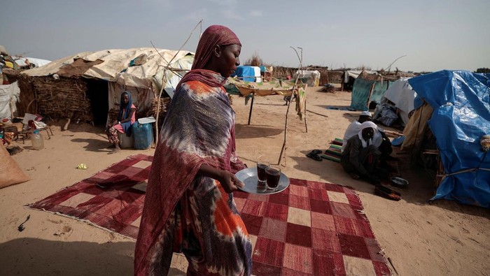 Hidup Serba Kekurangan Warga Sudan di Pengungsian Sudanese people who fled the conflict in Murnei in Sudan's Darfur region, sit by their belongings, in Adre, Chad July 24, 2023.REUTERS/Zohra Bensemra