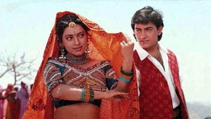Cuplikan adegan di film Hum Hain Rahi Pyar Ke (1993).