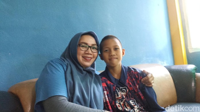 Ibu Hasnaeni dan Bagas di GOR Sungguminasa (Selasa/25/7/2023).