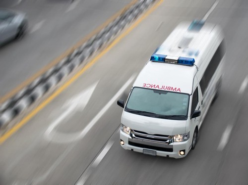 Ilustrasi ambulans di jalan raya