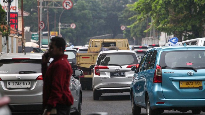 Imbas Kecelakaan Truk, Lalin ke Tanah Kusir Dialihkan Sebuah truk menabrak tiang di jalur KRL depan SMAN 86 Jakarta membuat perjalanan kereta terganggu. Selain itu, lalu-lintas ke Tanah Kusir dialihkan.