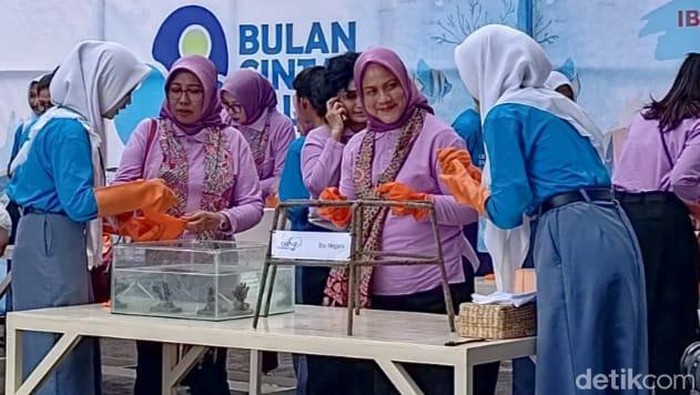 Iriana Joko Widodo dan anak-anak Banyuwangi