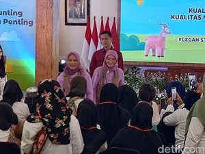 Saat Iriana Joko Widodo Bermain Kuis dengan Puluhan Ibu di Banyuwangi