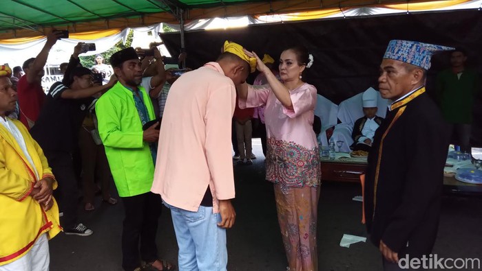 Istri mendiang Sultan Ternate ke-48 Mudaffar Sjah, Nita Budhi Susanti kembali melantik perangkat adat atau prajurit kesultanan di Kelurahan Kalumata, Ternate Selatan.