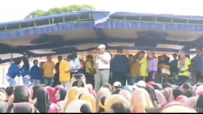 Kepala Dinas Pariwisata Pemuda dan Olahraga (Disparpora) Karanganyar Hari Purnomo, diduga melakukan tindakan kampanye, pada acara senam bersama di Desa Alastuwo, Kecamatan Kebakkramat, Karanganyar.