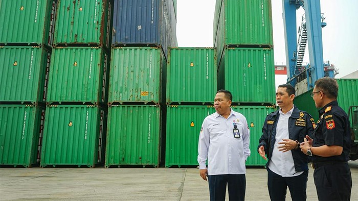 Kamrussamad Tinjau Terminal Peti Kemas Pelabuhan Tanjung Priok Anggota DPR, Kamrussamad melakukan kunjungan ke Pelabuhan Tanjung Priok, Jakarta. Kamrussamad meninjau terminal peti kemas di pelabuhan tersebut.