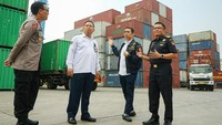 Kamrussamad melakukan peninjauan dengan didampingi Kepala Bea Cukai Tipe A Tanjung Priok Dwi Teguh, Kepala Otoritas Pelabuhan Utama Tanjung Priok Subagiyo, dan Kabagops Polres Pelabuhan Tanjung Priok Tri Bayu Nugroho. 
