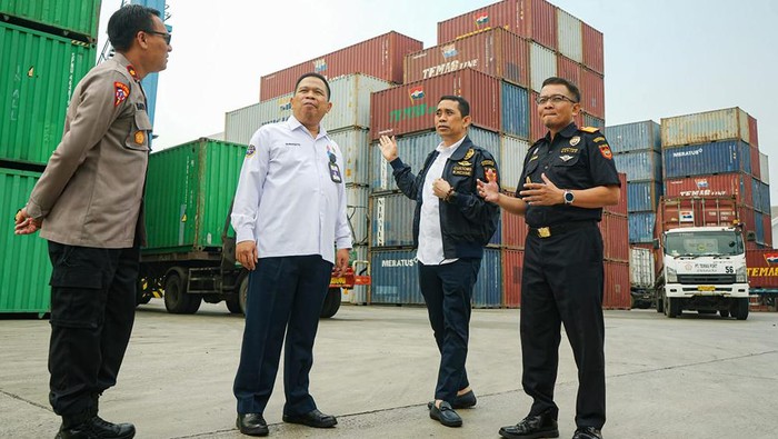 Anggota DPR, Kamrussamad melakukan kunjungan ke Pelabuhan Tanjung Priok, Jakarta. Kamrussamad meninjau terminal peti kemas di pelabuhan tersebut.