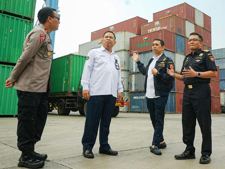 Kamrussamad Tinjau Terminal Peti Kemas Pelabuhan Tanjung Priok