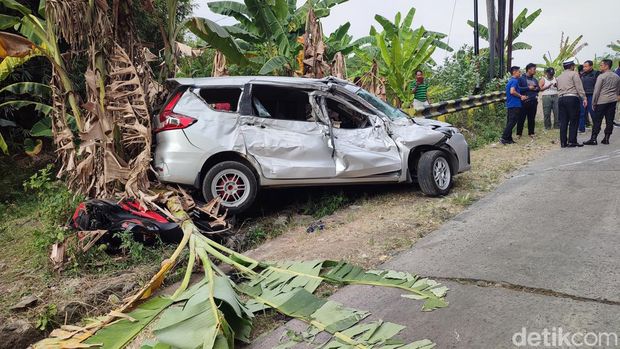 Kecelakaan di turunan Jatibarang Semarang menewaskan satu orang. Diketahui, sebuah truk tangki air menabrak 1 mobil dan 3 sepeda motor. Ini kronologinya.