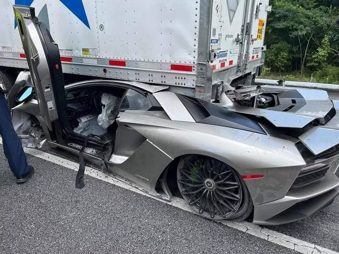 Kecelakaan Lamborghini masuk kolong truk