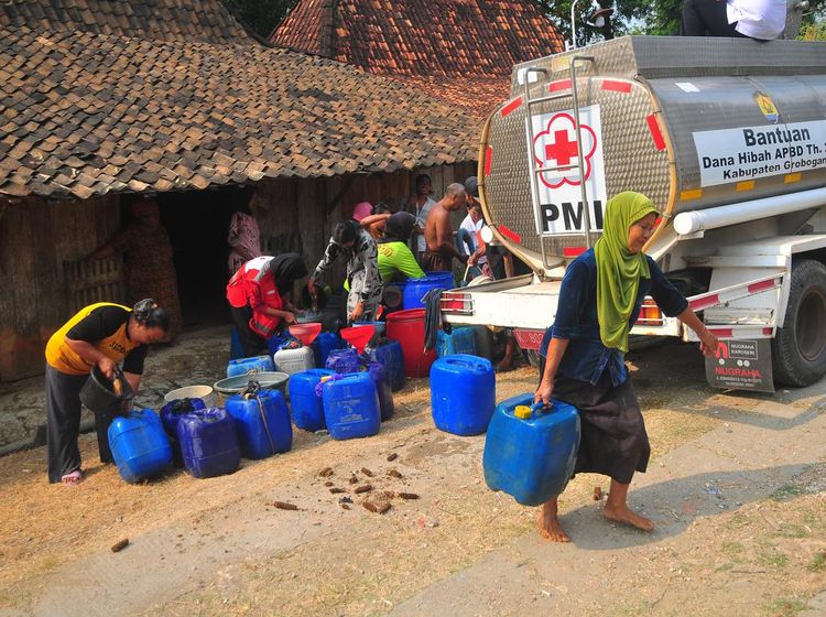 Kekeringan Melanda, Begini Potret Warga Grobogan Antre Air Bersih