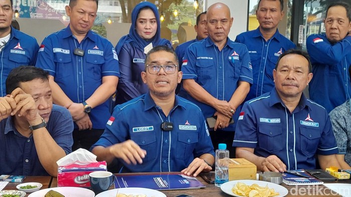 Ketua DPD Demokrat Sumut Lokot Nasution saat memberikan keterangan di di Kantor DPD Demokrat Sumut (Nizar Aldi/detikSumut)