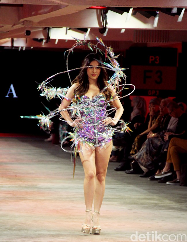 Puteri Indonesia 2019 Frederika Alexis Cull memakai kreasi Naranai yang terbuat dari plastik buangan. Dekorasi spiral mengilap sukses membuat penampilan Top 10 Miss Universe 2019 sukses mencuri perhatian. (Foto: Mohammad Abduh/detikcom)