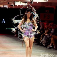 Puteri Indonesia 2019 Frederika Alexis Cull memakai kreasi Naranai yang terbuat dari plastik buangan. Dekorasi spiral mengilap sukses membuat penampilan Top 10 Miss Universe 2019 sukses mencuri perhatian. (Foto: Mohammad Abduh/detikcom)