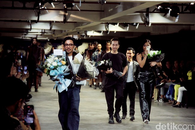 Lebih dikenal sebagai makeup artist, Bubah Alfian rupanya menaruh perhatian pada isu mode berkelanjutan (sustainable fashion). Di JF3, ia menggandeng sejumlah desainer dan stylist Reva Marchellin untuk mempersembahkan koleksi ramah lingkungan yang diperagakan oleh sejumlah muse, termasuk para juara Puteri Indonesia. (Foto: Mohammad Abduh/detikcom)