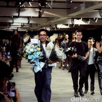 Lebih dikenal sebagai makeup artist, Bubah Alfian rupanya menaruh perhatian pada isu mode berkelanjutan (sustainable fashion). Di JF3, ia menggandeng sejumlah desainer dan stylist Reva Marchellin untuk mempersembahkan koleksi ramah lingkungan yang diperagakan oleh sejumlah muse, termasuk para juara Puteri Indonesia. (Foto: Mohammad Abduh/detikcom)