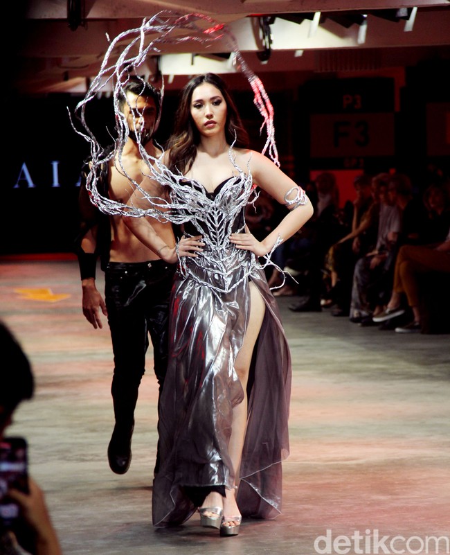 Giliran Laksmi De-Neefe Suardana yang unjuk kebolehan. Puteri Indonesia 2022 ini muncul dengan gaun perak yang dramatis dengan dekorasi menyerupai tanduk. (Foto: Mohammad Abduh/detikcom)