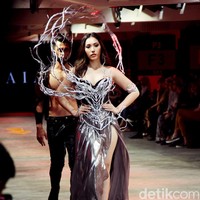 Giliran Laksmi De-Neefe Suardana yang unjuk kebolehan. Puteri Indonesia 2022 ini muncul dengan gaun perak yang dramatis dengan dekorasi menyerupai tanduk. (Foto: Mohammad Abduh/detikcom)