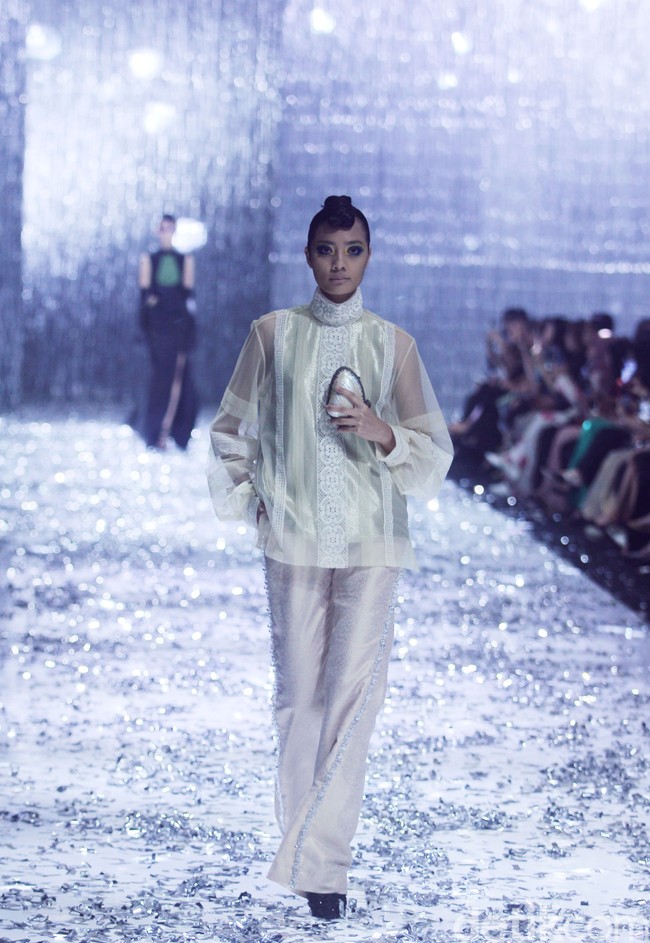 Peragaan teranyar Didi Budiardjo diberi tajuk Cafe Society. Pengaruh mode era akhir 80-an hingga awal 90-an menonjol di koleksi ini karena pada masa-masa tersebut hidup Didi terfokus di Paris karena studinya. Foto: Mohammad Abduh/detikcom