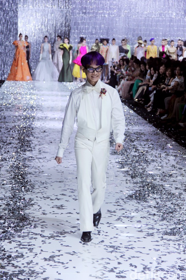 Peragaan teranyar Didi Budiardjo diberi tajuk Cafe Society. Pengaruh mode era akhir 80-an hingga awal 90-an menonjol di koleksi ini karena pada masa-masa tersebut hidup Didi terfokus di Paris karena studinya. Foto: Mohammad Abduh/detikcom