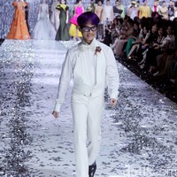 Peragaan teranyar Didi Budiardjo diberi tajuk Cafe Society. Pengaruh mode era akhir 80-an hingga awal 90-an menonjol di koleksi ini karena pada masa-masa tersebut hidup Didi terfokus di Paris karena studinya. Foto: Mohammad Abduh/detikcom