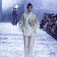 Peragaan teranyar Didi Budiardjo diberi tajuk Cafe Society. Pengaruh mode era akhir 80-an hingga awal 90-an menonjol di koleksi ini karena pada masa-masa tersebut hidup Didi terfokus di Paris karena studinya. Foto: Mohammad Abduh/detikcom