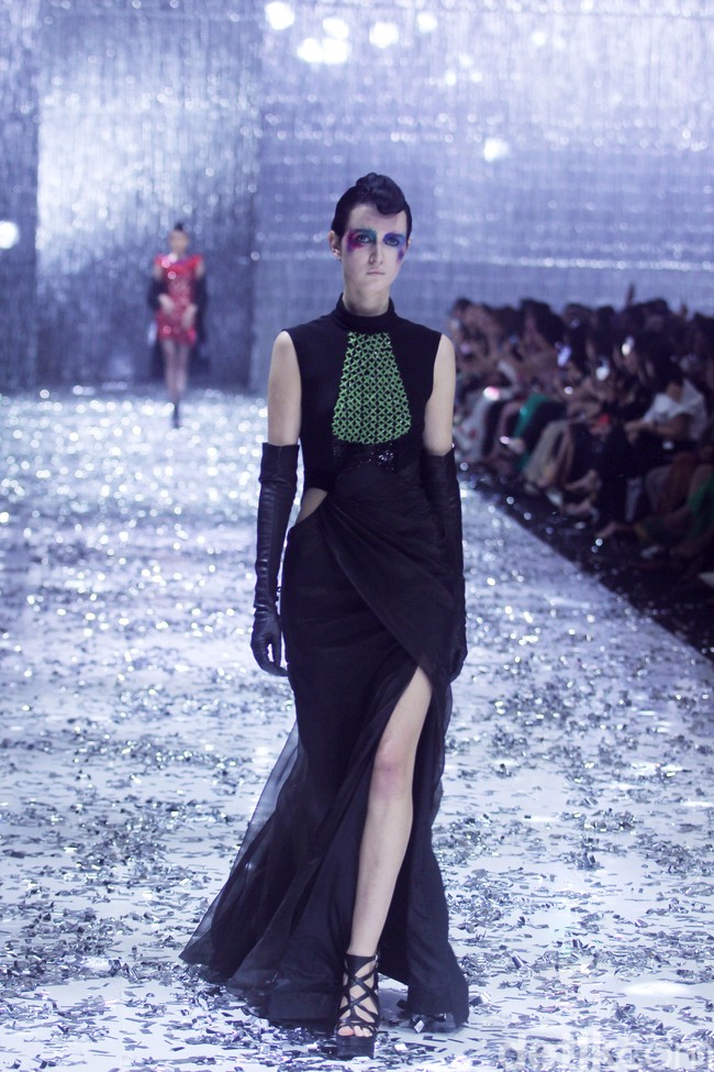 Peragaan teranyar Didi Budiardjo diberi tajuk Cafe Society. Pengaruh mode era akhir 80-an hingga awal 90-an menonjol di koleksi ini karena pada masa-masa tersebut hidup Didi terfokus di Paris karena studinya. Foto: Mohammad Abduh/detikcom