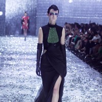 Peragaan teranyar Didi Budiardjo diberi tajuk Cafe Society. Pengaruh mode era akhir 80-an hingga awal 90-an menonjol di koleksi ini karena pada masa-masa tersebut hidup Didi terfokus di Paris karena studinya. Foto: Mohammad Abduh/detikcom