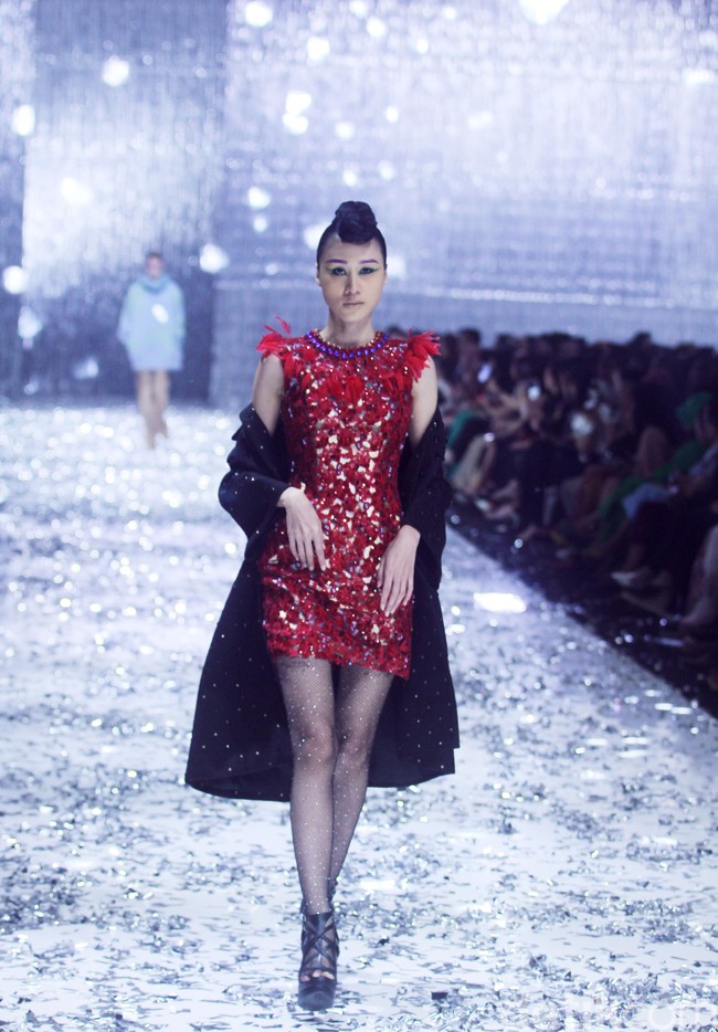 Peragaan teranyar Didi Budiardjo diberi tajuk Cafe Society. Pengaruh mode era akhir 80-an hingga awal 90-an menonjol di koleksi ini karena pada masa-masa tersebut hidup Didi terfokus di Paris karena studinya. Foto: Mohammad Abduh/detikcom