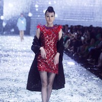 Peragaan teranyar Didi Budiardjo diberi tajuk Cafe Society. Pengaruh mode era akhir 80-an hingga awal 90-an menonjol di koleksi ini karena pada masa-masa tersebut hidup Didi terfokus di Paris karena studinya. Foto: Mohammad Abduh/detikcom