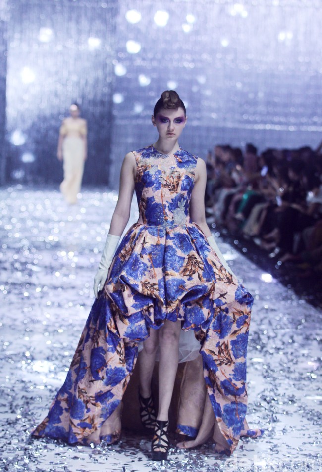 Peragaan teranyar Didi Budiardjo diberi tajuk Cafe Society. Pengaruh mode era akhir 80-an hingga awal 90-an menonjol di koleksi ini karena pada masa-masa tersebut hidup Didi terfokus di Paris karena studinya. Foto: Mohammad Abduh/detikcom