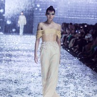 Peragaan teranyar Didi Budiardjo diberi tajuk Cafe Society. Pengaruh mode era akhir 80-an hingga awal 90-an menonjol di koleksi ini karena pada masa-masa tersebut hidup Didi terfokus di Paris karena studinya. Foto: Mohammad Abduh/detikcom