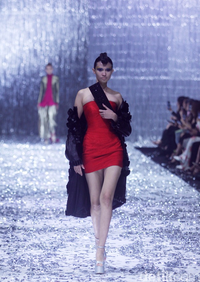 Peragaan teranyar Didi Budiardjo diberi tajuk Cafe Society. Pengaruh mode era akhir 80-an hingga awal 90-an menonjol di koleksi ini karena pada masa-masa tersebut hidup Didi terfokus di Paris karena studinya. Foto: Mohammad Abduh/detikcom.