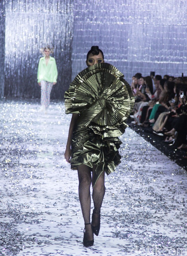 Peragaan teranyar Didi Budiardjo diberi tajuk Cafe Society. Pengaruh mode era akhir 80-an hingga awal 90-an menonjol di koleksi ini karena pada masa-masa tersebut hidup Didi terfokus di Paris karena studinya. Foto: Mohammad Abduh/detikcom.