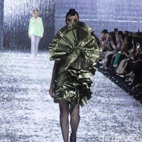 Peragaan teranyar Didi Budiardjo diberi tajuk Cafe Society. Pengaruh mode era akhir 80-an hingga awal 90-an menonjol di koleksi ini karena pada masa-masa tersebut hidup Didi terfokus di Paris karena studinya. Foto: Mohammad Abduh/detikcom.