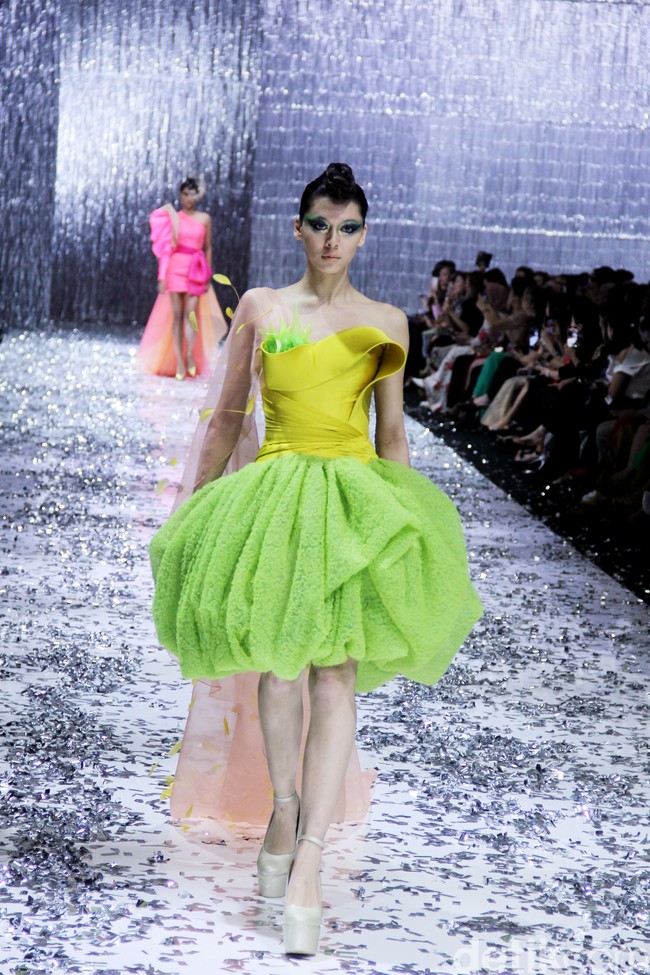 Peragaan teranyar Didi Budiardjo diberi tajuk Cafe Society. Pengaruh mode era akhir 80-an hingga awal 90-an menonjol di koleksi ini karena pada masa-masa tersebut hidup Didi terfokus di Paris karena studinya.  Foto: Mohammad Abduh/detikcom